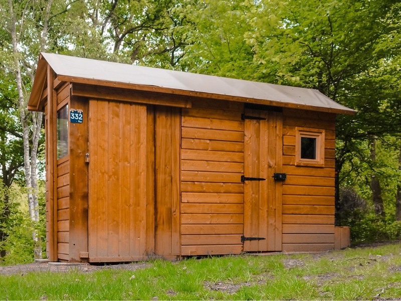 Forfait Premium : emplacement 10A équipé d’une Freecamp (cabane avec sanitaires)