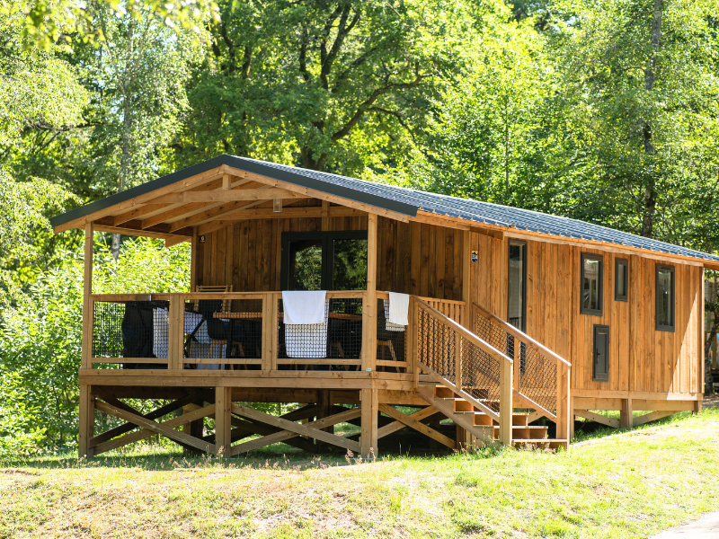 Lodge VIP Premium 34m² – vue sur lac (2 chambres) + TV + draps + serviettes + terrasse couverte 11m²