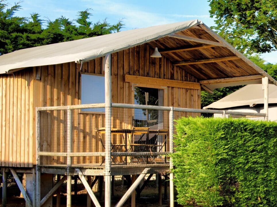 cabane lodge bois sur pilotis camping correze